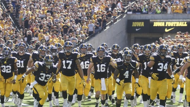 Iowa fan cashing in on undefeated Hawkeyes